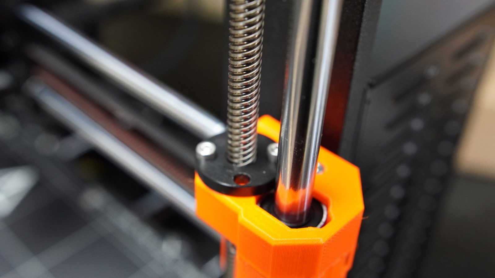 Leadscrew and orange printed bearing block.