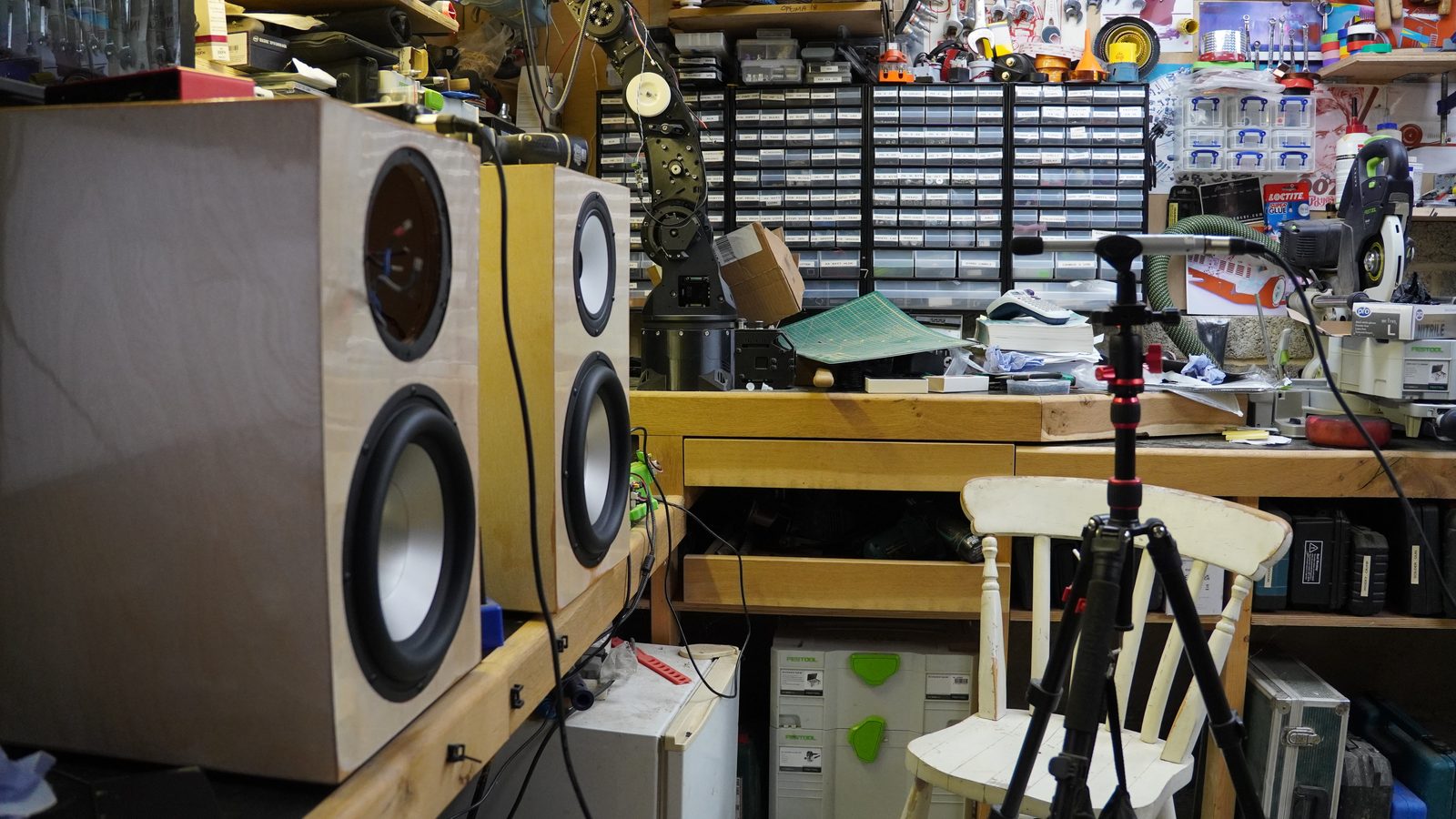Wide workshop view of the pair of active speakers during measurement.